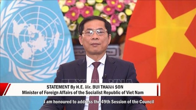 越南外交部部长裴青山发表讲话。
