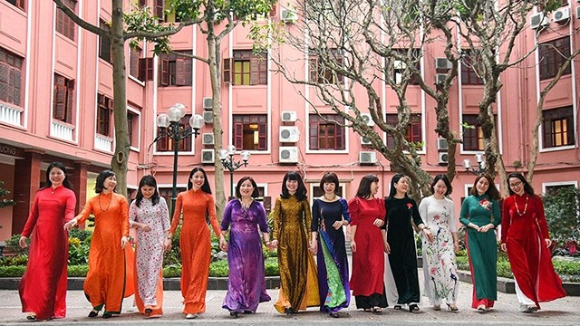 越南计划投资部的女公务员穿着奥黛响应“奥黛周”。 （成达 摄）