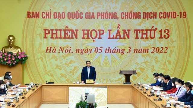 越南政府总理、国家新冠肺炎疫情防控指导委员会主任范明正主持指委会第13次会议。（陈海 摄）