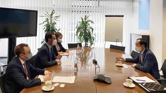 阮文草大使与经济部代表举行工作座谈会。（图片来源：越通社）