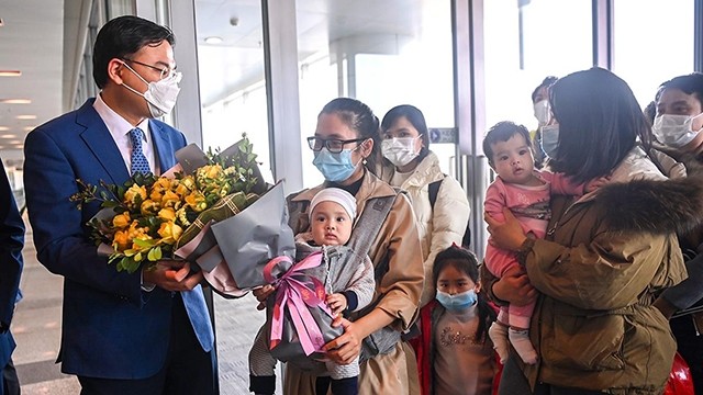 越南外交部副部长范光校慰问安全回国的越侨们。（成达 摄）