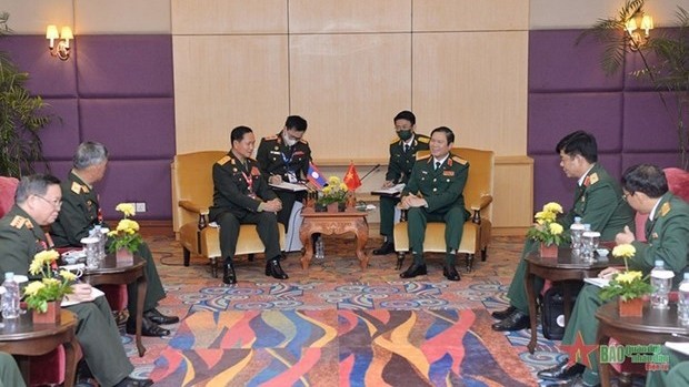 越南人民军总参谋长阮新疆上将会见老挝坎良·奥萨宋中将。（图源：人民军报)