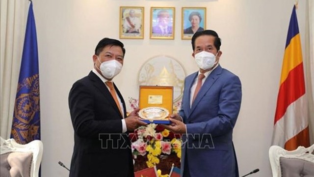 越南驻柬埔寨大使阮辉增与金边市市长坤盛。（图片来源：越通社）
