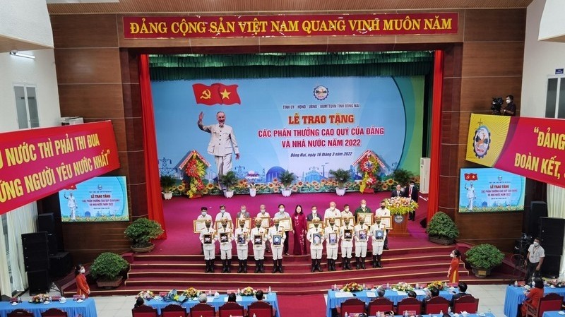 国家副主席武氏映春向11个人追授越南英雄母亲称号。（图片来源：法律报）