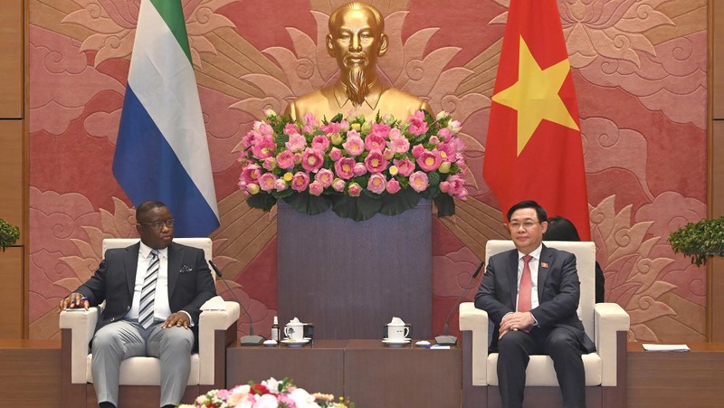 越南国会主席王廷惠会见塞拉利昂总统比奥。（图片来源：唯灵 摄）