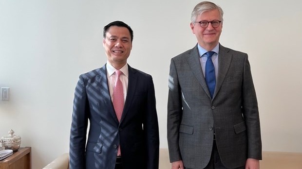 越南驻联合国代表团团长邓黄江大使（左）与联合国副秘书长皮埃尔·拉克鲁瓦。（图源：越通社）