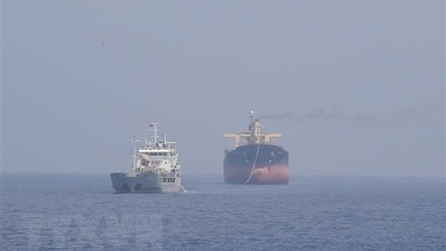 营救在长沙群岛海域有搁浅危险的巴拿马籍太平洋07号船。（图片来源：越通社）