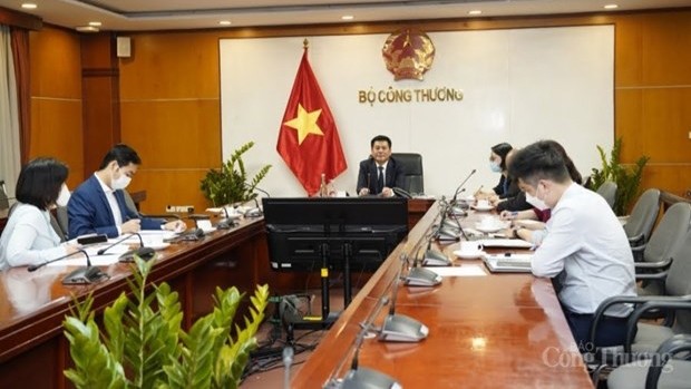 越南工贸部部长阮鸿延与新西兰贸易和出口增长国务部长达米安·奥康纳通电话。（图源：工商报）