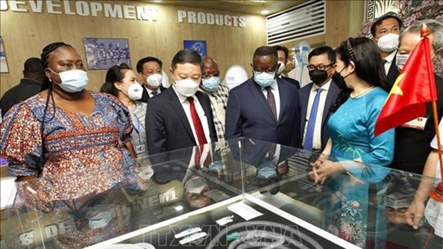 朱利叶斯·马达比奥总统访问胡志明市高科技园区（图片来源：越通社）