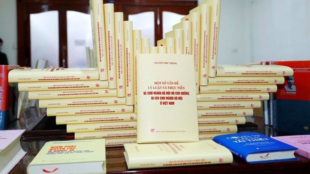 阮富仲总书记《社会主义和越南走向社会主义道路的理论与实践若干问题》书籍。