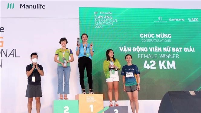 组委会向女子全程马拉松赛获奖者颁奖。（图片来源：越通社）
