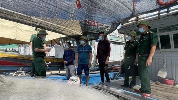 附图：清化省边防部队向渔民宣传关于IUU的知识。