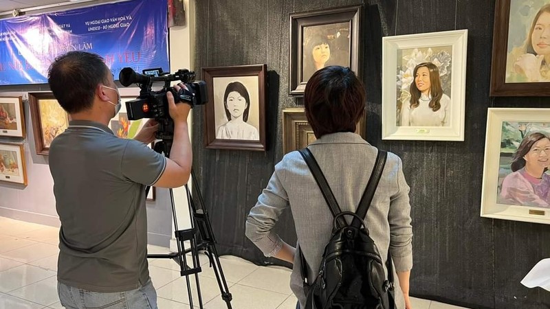 本次展览已展出20多位女性画家和9位男性客座画家的60多幅不同流派的画作。（图片来源：国际报）