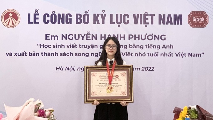阮幸芳获得“越南年龄最小的英语幻想小说作家”纪录。