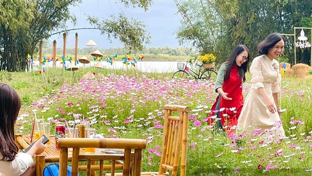 广南省浮丘-锦富社区旅游村正式开门迎客。（图片来源：越民报）