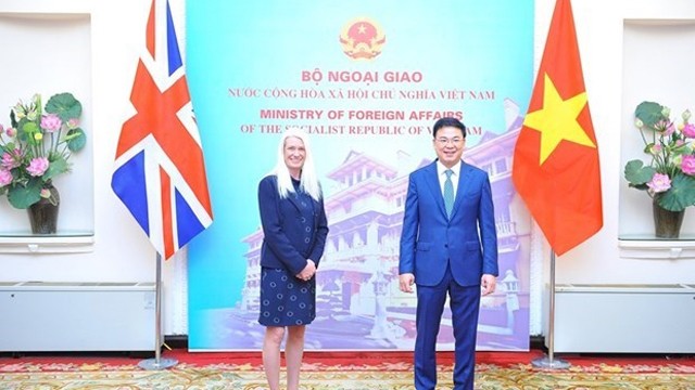 越南外交部副部长范光校和英国外交部负责亚洲事务国务大臣阿曼达·米林合影。