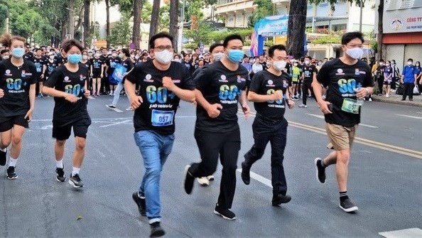 胡志明市青年参加跑步比赛。（图片来源：越通社）