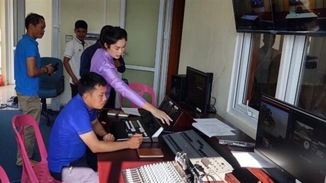 摄制组在博胶省广播电视台为录制活动做准备。（图片来源：越通社）