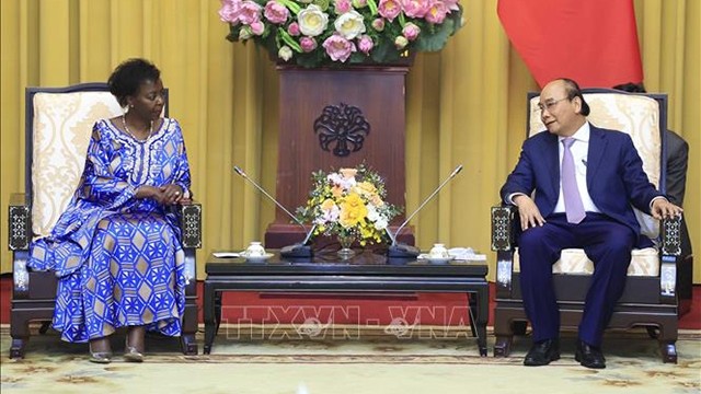 越南国家主席阮春福与法语国家国际组织秘书长路易丝·穆希基瓦博。（图片来源：越通社）