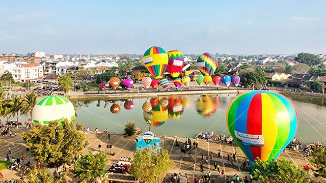 广南省会安怀江畔上的热气球。