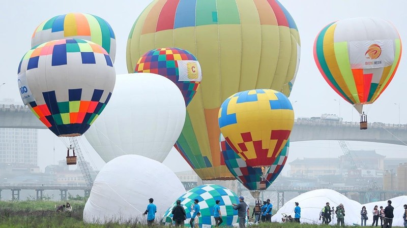 在河内市龙边郡举行的热气球节。