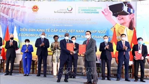 越南企业与法语国家国际组织各伙伴成功签署多项合作协议。（图源：越通社）