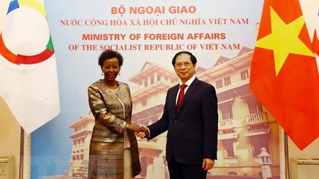 越南外交部部长裴青山和法语国家国际组织秘书长路易丝·穆希基瓦博。（图片来源：越通社）
