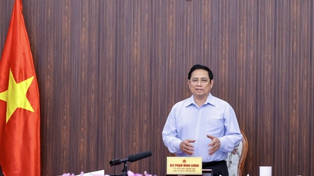 越南政府总理范明正与广南省主要领导举行会谈。