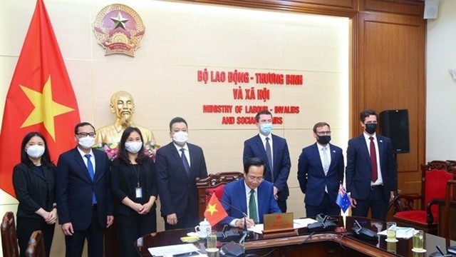 越南劳动荣军社会部部长陶玉蓉签署关于协助越南公民参与澳大利亚农业劳动力计划的谅解备忘录。