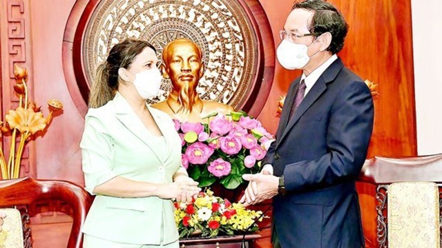 越共中央政治局委员、胡志明市委书记阮文年会见古巴新任驻胡志明市总领事阿里阿德涅·费奥·拉布拉达。