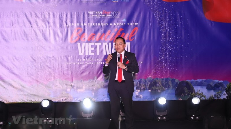越南驻英国大使阮黄龙在活动开幕式上发表讲话。