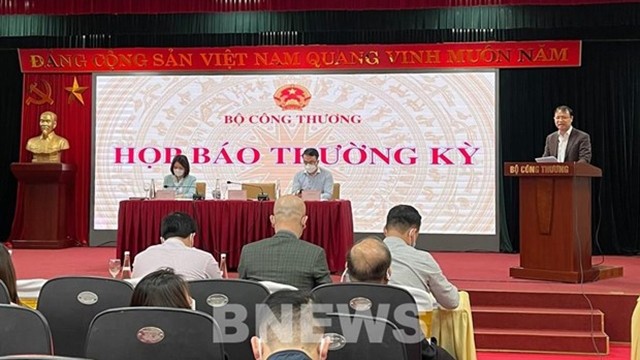越南工贸部副部长杜胜海在工贸部2022年第一季度例行新闻发布会上发言。（图片来源：越通社）