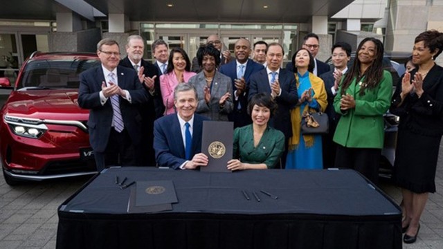 VinFast与美国北卡罗来纳州政府签署关于VinFast在北美市场建设第一家制造厂的谅解备忘录。