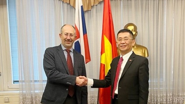 阮俊大使与斯洛伐克议会经济委员会主席彼得•克雷姆斯基握手。