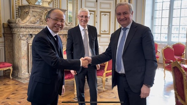 越南驻法国大使丁全胜（左）和图卢兹市市长让-卢克·穆旦克。（图片来源：越通社）