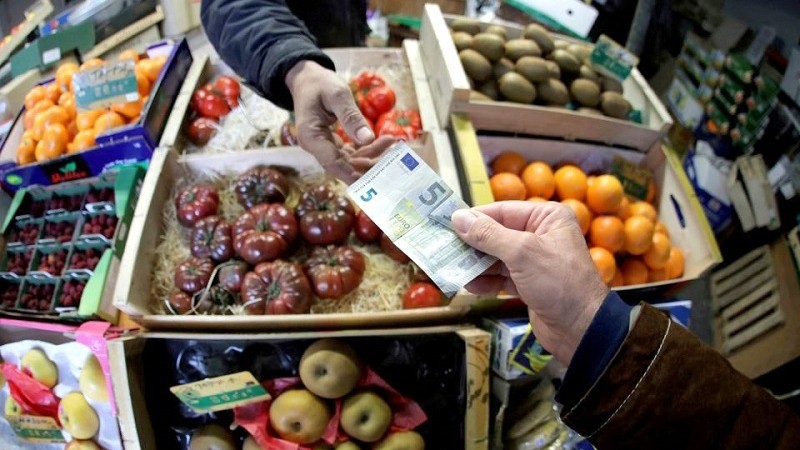 购物者在法国尼斯的一个市场上用欧元支付。（图片来源：路透社）