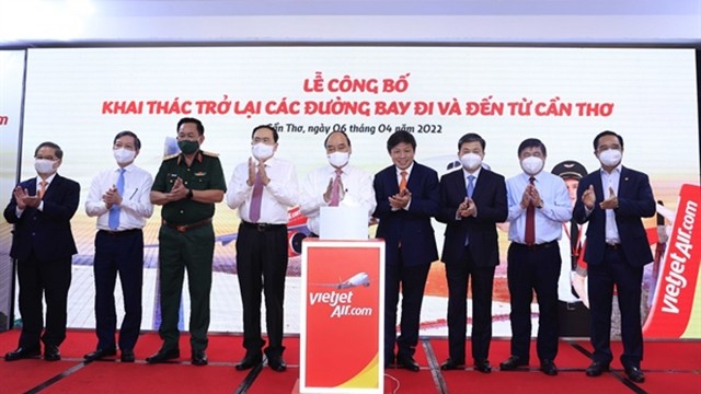越南国家主席阮春福出席往返芹苴市10条航线复航启动仪式。