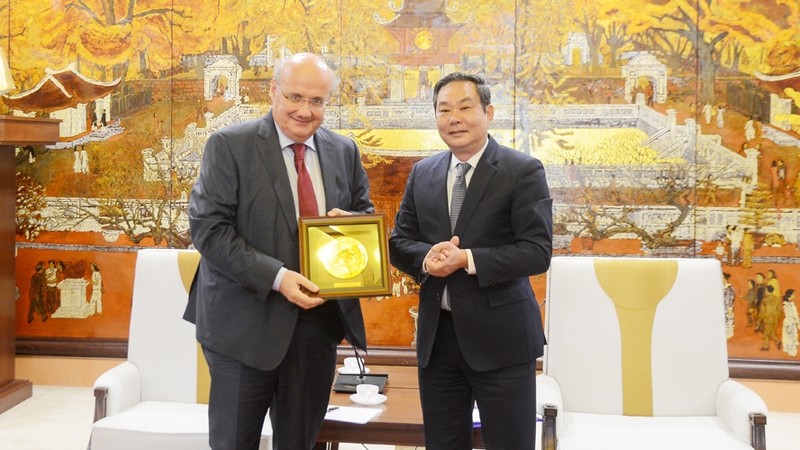 河内市人委会常务副主席黎鸿山和奥地利驻越南大使汉斯-彼得·格兰泽。