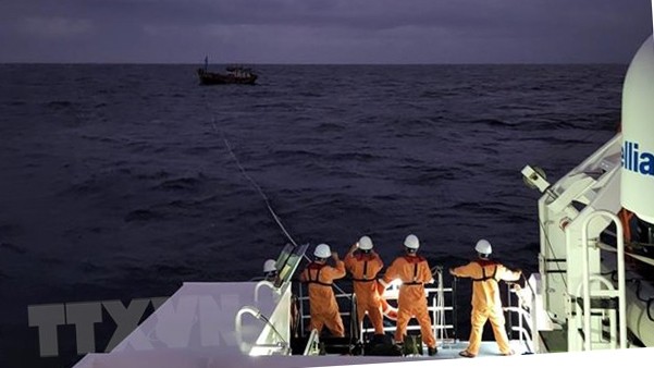 越南海上搜救协调中心成功营救三名海上遇险船员。（图片来源：越通社）