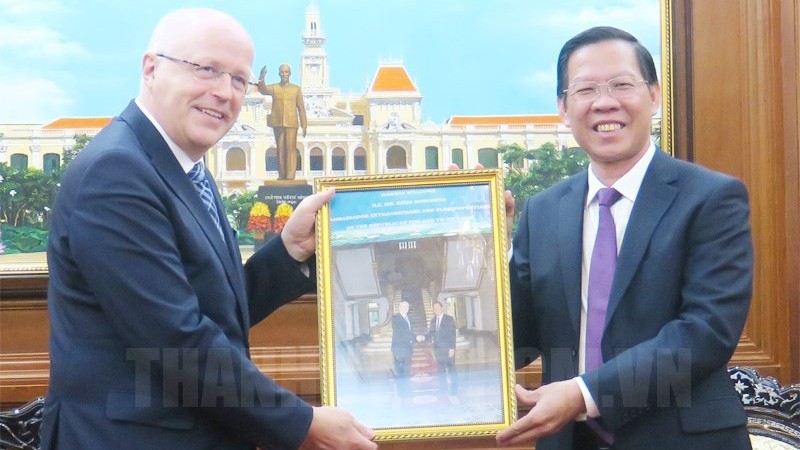胡志明市人委会主席潘文买会见芬兰驻越南大使凯乔·诺万托。