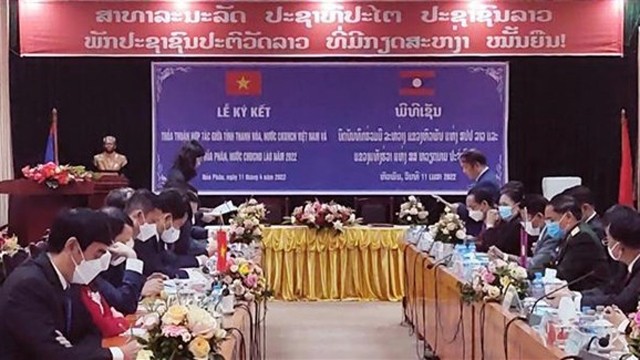 越南清化省与老挝华潘省的合作协议签署仪式。