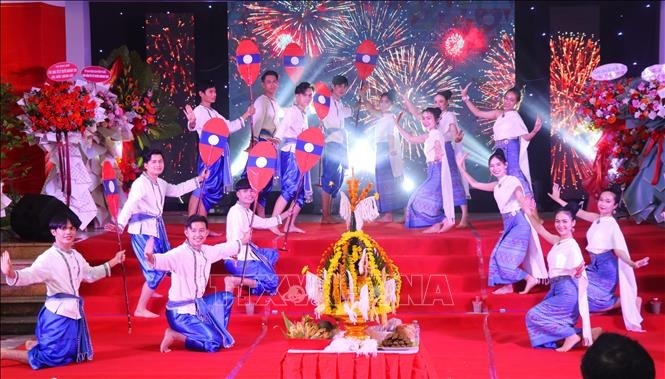 庆祝老挝传统新年的文艺表演节目。（图片来源：越通社）