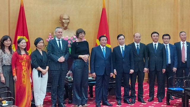 胡志明国家政治学院院长阮春胜和荷兰驻越南大使埃尔斯贝丝•阿克曼合影。
