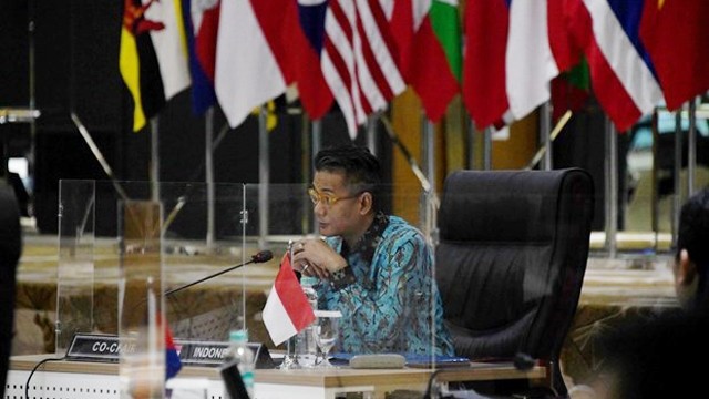 印度尼西亚常驻东盟代表代表团团长德里•阿曼Derry Aman主持会议。