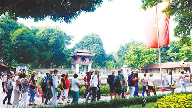 在 Travelbook 列出的在河内参观的6条建议中，文庙—国子监被放在首位。
