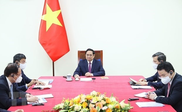 越南政府总理范明正与世界经济论坛创始人兼执行主席克劳斯·施瓦布教授通电话。（图源：越通社）