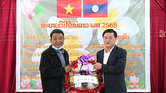 广南省南江县委书记黎文红向老挝色贡省多征县领导拜年。（成达 摄）