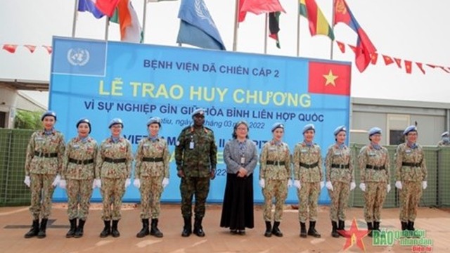 越南三号二级野战医院的女军人被授予联合国维持和平勋章（图片来源：人民军队报）