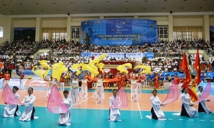 2013年越南国际女子排球公开赛开幕式。 (Photo: 图片来源：宁平省官网)