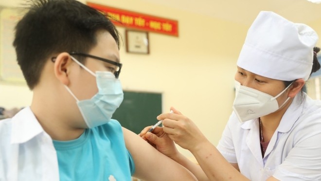 河内市近1000名11岁儿童接种首针新冠疫苗。